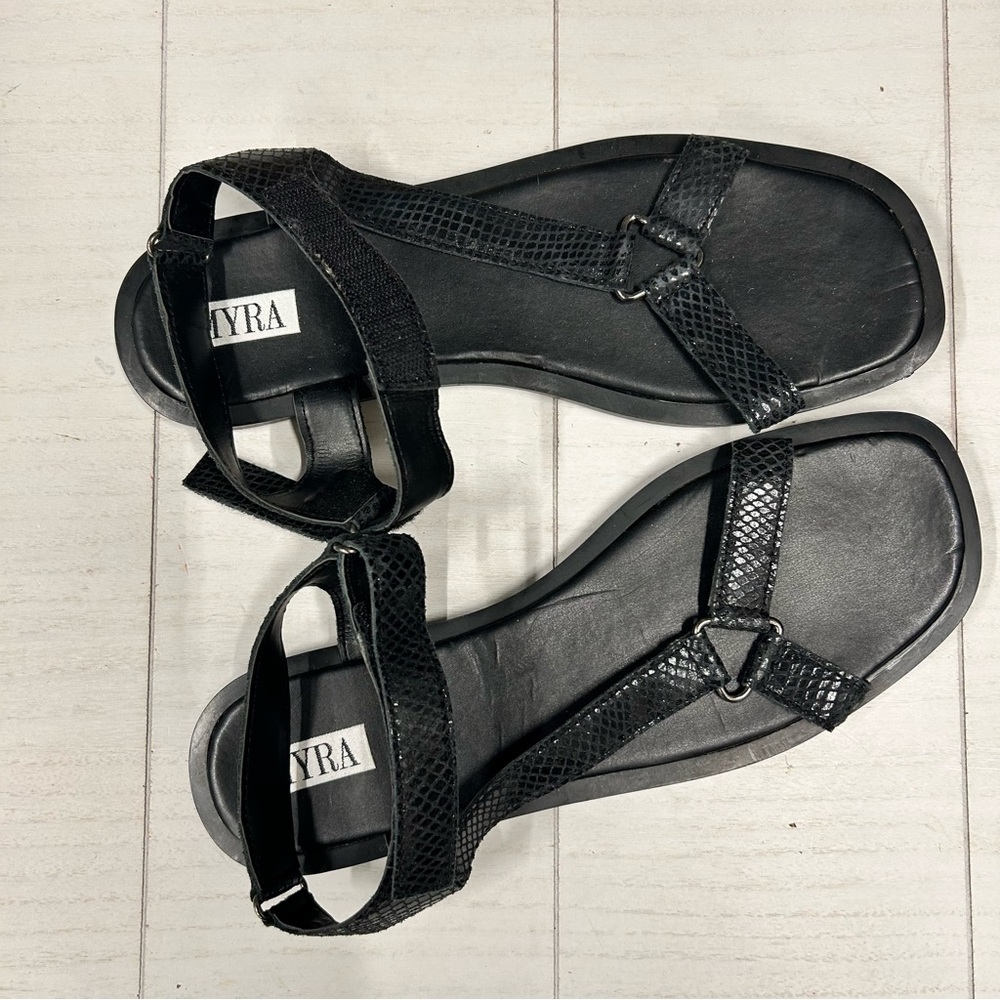 Myra Womens 10 Flat Black Strap Sandals NWOT